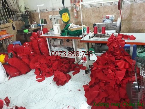 Các công đoạn may nón được thực hiện ở xưởng may nón Châu âu