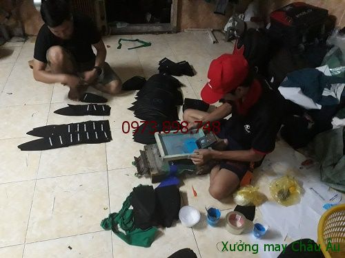 Công đoạn in nón được thực hiện tại xưởng may Châu Âu